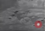Standbild P-38 Flugzeuge fliegen die in Formationen Algerien Nordafrika, 1943, aus Sekunde 25 historischem Filmmaterial Videoclip 65675034876