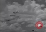 Standbild P-38 Flugzeuge fliegen die in Formationen Algerien Nordafrika, 1943, aus Sekunde 26 historischem Filmmaterial Videoclip 65675034876