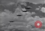 Standbild P-38 Flugzeuge fliegen die in Formationen Algerien Nordafrika, 1943, aus Sekunde 27 historischem Filmmaterial Videoclip 65675034876