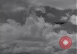 Standbild P-38 Flugzeuge fliegen die in Formationen Algerien Nordafrika, 1943, aus Sekunde 28 historischem Filmmaterial Videoclip 65675034876