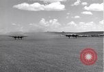 Standbild P-38 Flugzeuge fliegen die in Formationen Algerien Nordafrika, 1943, aus Sekunde 31 historischem Filmmaterial Videoclip 65675034876