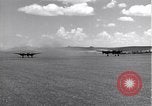 Standbild P-38 Flugzeuge fliegen die in Formationen Algerien Nordafrika, 1943, aus Sekunde 33 historischem Filmmaterial Videoclip 65675034876