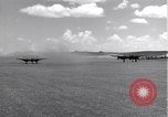 Standbild P-38 Flugzeuge fliegen die in Formationen Algerien Nordafrika, 1943, aus Sekunde 34 historischem Filmmaterial Videoclip 65675034876