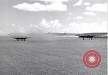 Standbild P-38 Flugzeuge fliegen die in Formationen Algerien Nordafrika, 1943, aus Sekunde 35 historischem Filmmaterial Videoclip 65675034876