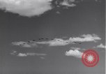 Standbild P-38 Flugzeuge fliegen die in Formationen Algerien Nordafrika, 1943, aus Sekunde 37 historischem Filmmaterial Videoclip 65675034876