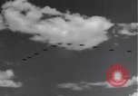 Standbild P-38 Flugzeuge fliegen die in Formationen Algerien Nordafrika, 1943, aus Sekunde 41 historischem Filmmaterial Videoclip 65675034876