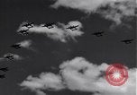 Standbild P-38 Flugzeuge fliegen die in Formationen Algerien Nordafrika, 1943, aus Sekunde 44 historischem Filmmaterial Videoclip 65675034876