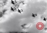 Standbild P-38 Flugzeuge fliegen die in Formationen Algerien Nordafrika, 1943, aus Sekunde 47 historischem Filmmaterial Videoclip 65675034876