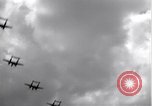 Standbild P-38 Flugzeuge fliegen die in Formationen Algerien Nordafrika, 1943, aus Sekunde 49 historischem Filmmaterial Videoclip 65675034876