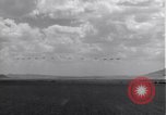 Standbild P-38 Flugzeuge fliegen die in Formationen Algerien Nordafrika, 1943, aus Sekunde 58 historischem Filmmaterial Videoclip 65675034876