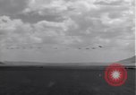 Standbild P-38 Flugzeuge fliegen die in Formationen Algerien Nordafrika, 1943, aus Sekunde 59 historischem Filmmaterial Videoclip 65675034876