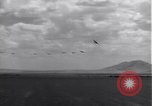 Standbild P-38 Flugzeuge fliegen die in Formationen Algerien Nordafrika, 1943, aus Sekunde 60 historischem Filmmaterial Videoclip 65675034876