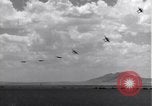 Standbild P-38 Flugzeuge fliegen die in Formationen Algerien Nordafrika, 1943, aus Sekunde 62 historischem Filmmaterial Videoclip 65675034876