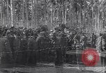 Standbild japanischen Gefangenen hinter Stacheldraht Gehäuse Guadalcanal Salomonen, 1942, aus Sekunde 6 historischem Filmmaterial Videoclip 65675034877
