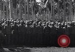 Standbild japanischen Gefangenen hinter Stacheldraht Gehäuse Guadalcanal Salomonen, 1942, aus Sekunde 13 historischem Filmmaterial Videoclip 65675034877