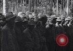 Standbild japanischen Gefangenen hinter Stacheldraht Gehäuse Guadalcanal Salomonen, 1942, aus Sekunde 16 historischem Filmmaterial Videoclip 65675034877