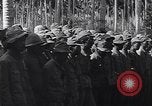 Standbild japanischen Gefangenen hinter Stacheldraht Gehäuse Guadalcanal Salomonen, 1942, aus Sekunde 18 historischem Filmmaterial Videoclip 65675034877