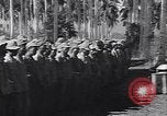 Standbild japanischen Gefangenen hinter Stacheldraht Gehäuse Guadalcanal Salomonen, 1942, aus Sekunde 23 historischem Filmmaterial Videoclip 65675034877