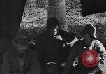 Standbild japanischen Gefangenen hinter Stacheldraht Gehäuse Guadalcanal Salomonen, 1942, aus Sekunde 28 historischem Filmmaterial Videoclip 65675034877