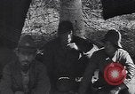 Standbild japanischen Gefangenen hinter Stacheldraht Gehäuse Guadalcanal Salomonen, 1942, aus Sekunde 31 historischem Filmmaterial Videoclip 65675034877