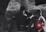 Standbild japanischen Gefangenen hinter Stacheldraht Gehäuse Guadalcanal Salomonen, 1942, aus Sekunde 32 historischem Filmmaterial Videoclip 65675034877