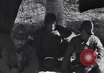 Standbild japanischen Gefangenen hinter Stacheldraht Gehäuse Guadalcanal Salomonen, 1942, aus Sekunde 33 historischem Filmmaterial Videoclip 65675034877