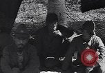 Standbild japanischen Gefangenen hinter Stacheldraht Gehäuse Guadalcanal Salomonen, 1942, aus Sekunde 34 historischem Filmmaterial Videoclip 65675034877