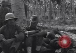Standbild japanischen Gefangenen hinter Stacheldraht Gehäuse Guadalcanal Salomonen, 1942, aus Sekunde 35 historischem Filmmaterial Videoclip 65675034877