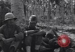 Standbild japanischen Gefangenen hinter Stacheldraht Gehäuse Guadalcanal Salomonen, 1942, aus Sekunde 36 historischem Filmmaterial Videoclip 65675034877
