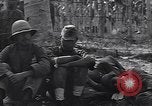 Standbild japanischen Gefangenen hinter Stacheldraht Gehäuse Guadalcanal Salomonen, 1942, aus Sekunde 37 historischem Filmmaterial Videoclip 65675034877