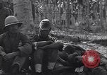 Standbild japanischen Gefangenen hinter Stacheldraht Gehäuse Guadalcanal Salomonen, 1942, aus Sekunde 38 historischem Filmmaterial Videoclip 65675034877