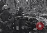 Standbild japanischen Gefangenen hinter Stacheldraht Gehäuse Guadalcanal Salomonen, 1942, aus Sekunde 39 historischem Filmmaterial Videoclip 65675034877