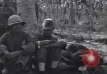Standbild japanischen Gefangenen hinter Stacheldraht Gehäuse Guadalcanal Salomonen, 1942, aus Sekunde 40 historischem Filmmaterial Videoclip 65675034877