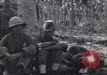 Standbild japanischen Gefangenen hinter Stacheldraht Gehäuse Guadalcanal Salomonen, 1942, aus Sekunde 41 historischem Filmmaterial Videoclip 65675034877