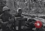 Standbild japanischen Gefangenen hinter Stacheldraht Gehäuse Guadalcanal Salomonen, 1942, aus Sekunde 42 historischem Filmmaterial Videoclip 65675034877