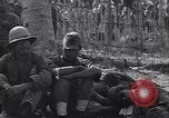 Standbild japanischen Gefangenen hinter Stacheldraht Gehäuse Guadalcanal Salomonen, 1942, aus Sekunde 43 historischem Filmmaterial Videoclip 65675034877