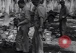 Standbild japanischen Gefangenen hinter Stacheldraht Gehäuse Guadalcanal Salomonen, 1942, aus Sekunde 59 historischem Filmmaterial Videoclip 65675034877