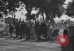 Standbild American 3rd Armored Division Eingabe Städte in Zweiten Weltkrieg Ciral France, 1944, aus Sekunde 19 historischem Filmmaterial Videoclip 65675034882