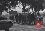 Standbild American 3rd Armored Division Eingabe Städte in Zweiten Weltkrieg Ciral France, 1944, aus Sekunde 24 historischem Filmmaterial Videoclip 65675034882