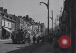 Standbild American 3rd Armored Division Eingabe Städte in Zweiten Weltkrieg Ciral France, 1944, aus Sekunde 33 historischem Filmmaterial Videoclip 65675034882