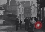 Standbild American 3rd Armored Division Eingabe Städte in Zweiten Weltkrieg Ciral France, 1944, aus Sekunde 52 historischem Filmmaterial Videoclip 65675034882