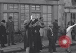 Standbild American 3rd Armored Division Eingabe Städte in Zweiten Weltkrieg Ciral France, 1944, aus Sekunde 56 historischem Filmmaterial Videoclip 65675034882