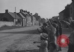 Standbild American 3rd Armored Division Eingabe Städte in Zweiten Weltkrieg Ciral France, 1944, aus Sekunde 59 historischem Filmmaterial Videoclip 65675034882