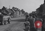 Standbild American 3rd Armored Division Eingabe Städte in Zweiten Weltkrieg Ciral France, 1944, aus Sekunde 60 historischem Filmmaterial Videoclip 65675034882