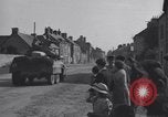 Standbild American 3rd Armored Division Eingabe Städte in Zweiten Weltkrieg Ciral France, 1944, aus Sekunde 61 historischem Filmmaterial Videoclip 65675034882