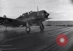 Standbild US Naval Task Force raids Japanisch gehaltenen Gilbert und Marshall Inseln Pacific Theater, 1942, aus Sekunde 32 historischem Filmmaterial Videoclip 65675034908
