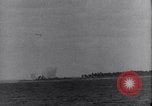 Standbild US Naval Task Force raids Japanisch gehaltenen Gilbert und Marshall Inseln Pacific Theater, 1942, aus Sekunde 59 historischem Filmmaterial Videoclip 65675034908