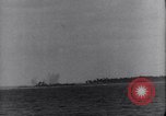 Standbild US Naval Task Force raids Japanisch gehaltenen Gilbert und Marshall Inseln Pacific Theater, 1942, aus Sekunde 60 historischem Filmmaterial Videoclip 65675034908