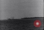 Standbild US Naval Task Force raids Japanisch gehaltenen Gilbert und Marshall Inseln Pacific Theater, 1942, aus Sekunde 61 historischem Filmmaterial Videoclip 65675034908