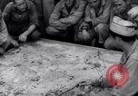 Standbild amerikanischen Fallschirmjäger Nadzab New Guinea, 1943, aus Sekunde 10 historischem Filmmaterial Videoclip 65675034911